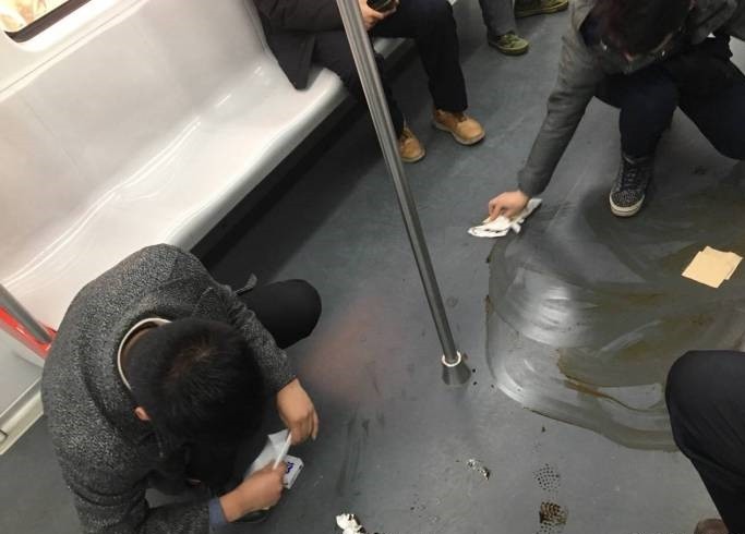 合肥暖心小哥:酱油撒落地铁车厢,俩小伙蹲地帮忙擦干净