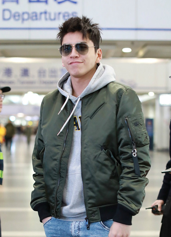 王大陆换了新发型帅出新高度 一身潮装亮相酷帅十足