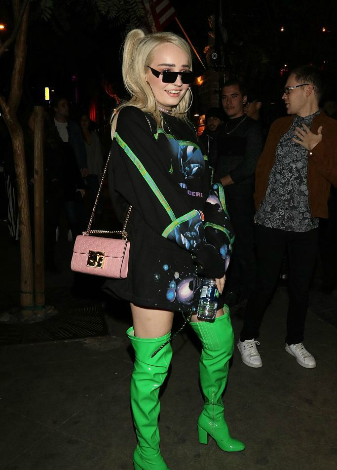 德国歌手kimpetras星空裙,绿长靴潮翻戴鼻环似叛逆少女