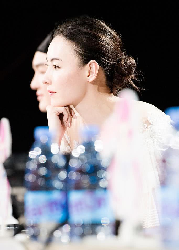 张柏芝路透照流出,蕾丝白裙美若天仙,网友:真不知谢霆锋咋想的