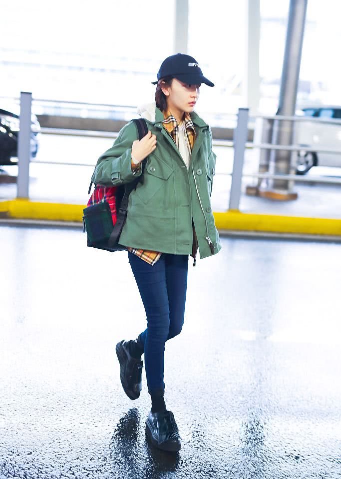 周冬雨启程看秀,穿牛仔裤秀"筷子腿",小个子也有大长腿?