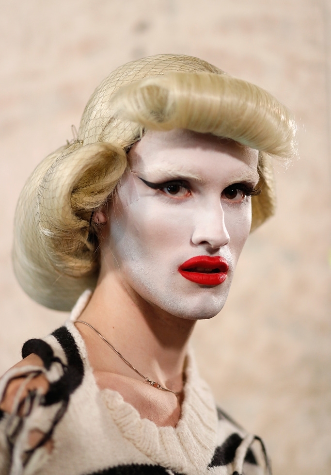 伦敦男装周大作妖,白胖子大浓妆脸基尼,中国网友表示看傻眼!