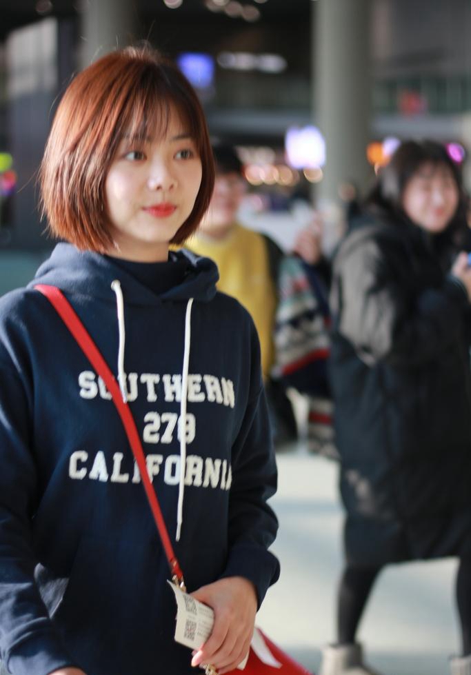 28岁谭松韵机场秀,波波头减龄了10岁,网友:说她未成年我都信!