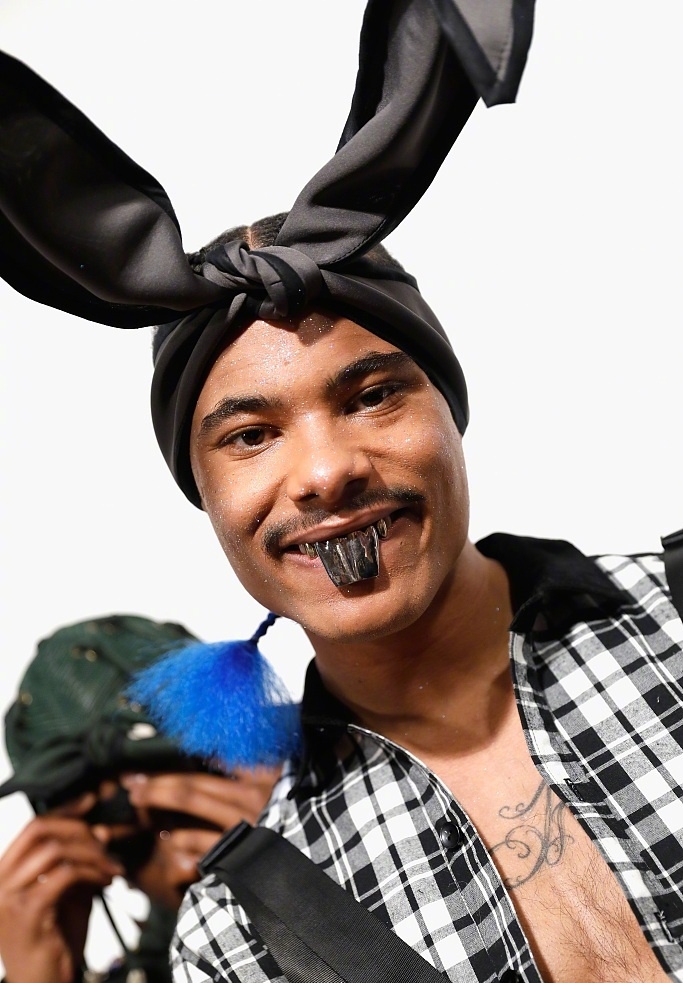 慢慢进化,就像艾夫杰尼等rapper都会在自己的牙外面带上一副金牙套,但