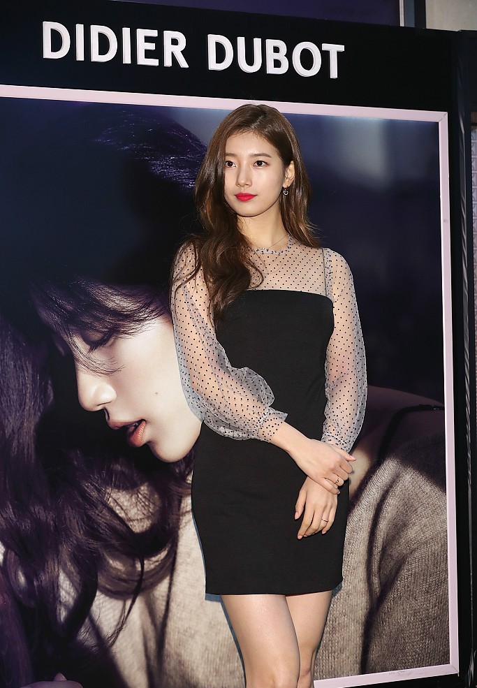 秀智首尔出席活动黑色连衣裙秀美腿 长发飘飘烈焰红唇女人味十足