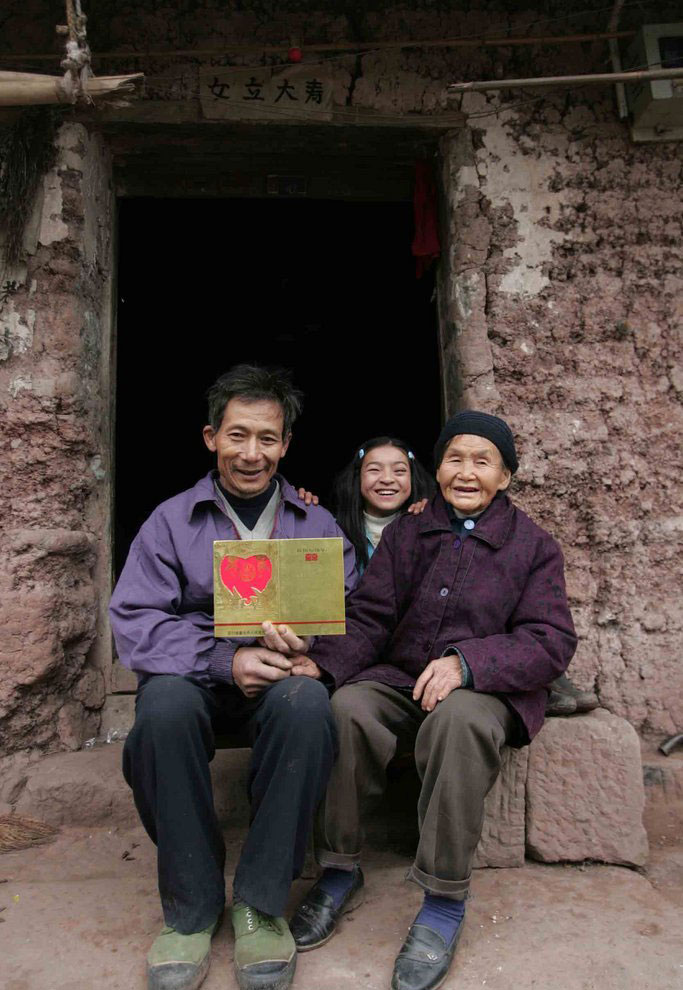 八旬老人和她的小丈夫隐居深山养了一个女儿恩爱如初恋