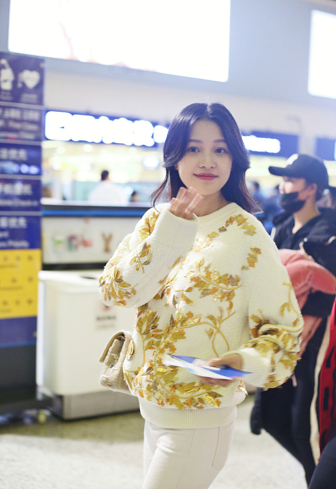 孙怡素颜现身机场,产后恢复小细腿,只是下巴圆润有肉,素颜依旧嫩如