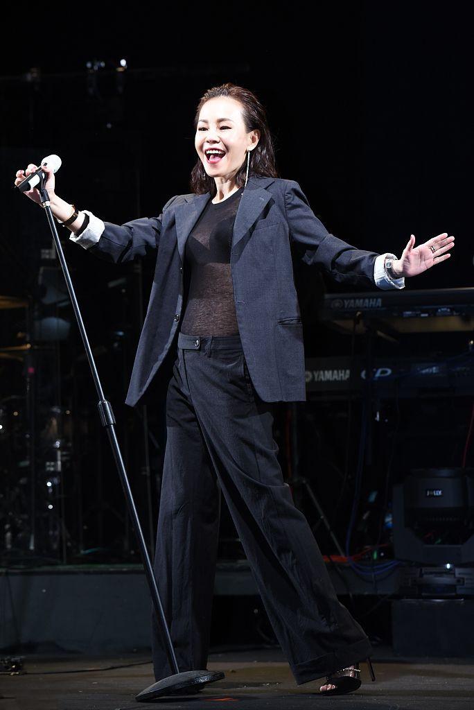 变为了实际的身高,整个造型看上去十分抢镜,在加上彭佳慧那无敌的美颜