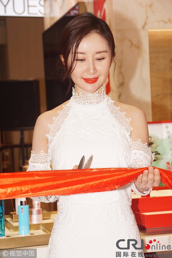 舒畅出席活动蕾丝裙大秀香肩美背,罕见性感示人,红唇小女人