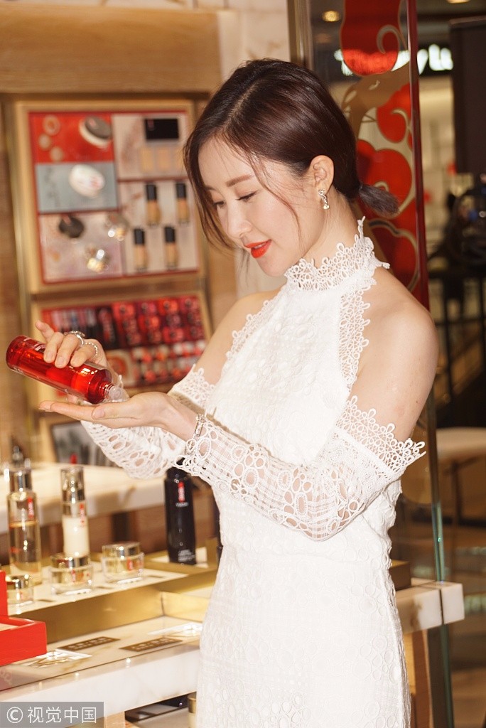 舒畅出席活动蕾丝裙大秀香肩美背,罕见性感示人,红唇小女人