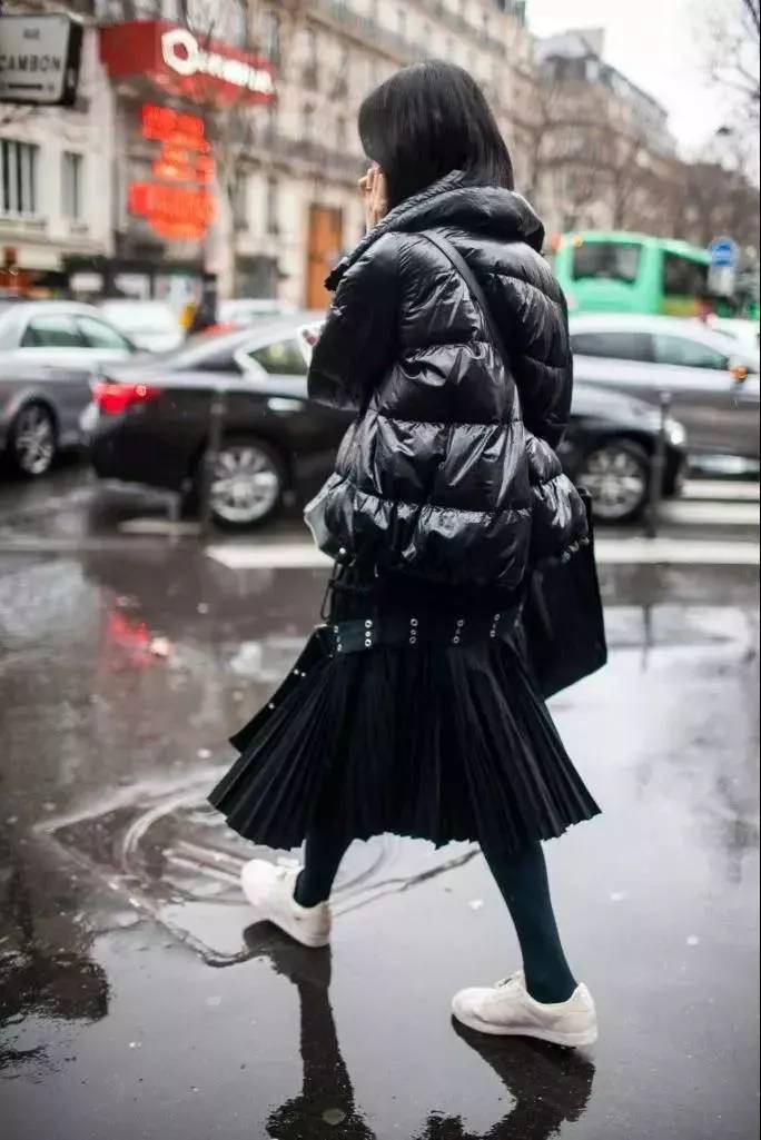 为什么你穿羽绒服像大妈,她们穿却美上了天际?