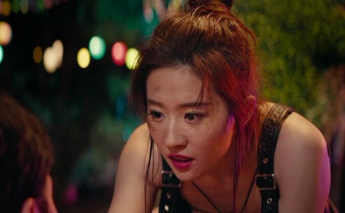 刘亦菲颜值关键词更是登上热搜,网友更是纷纷大赞,我看了她的丸子头