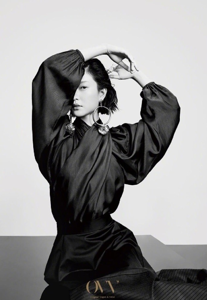 超模杜鹃时尚大片演绎简单高级感 气质清冷傲人