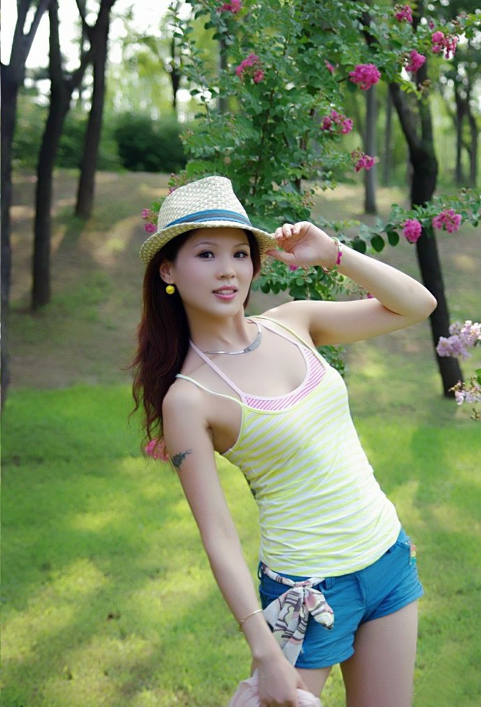 在风景优美的公园里一个气质靓丽的美女小姐姐