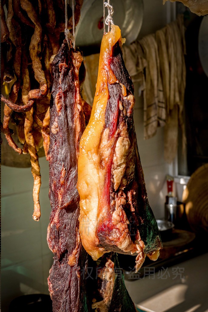 云南腾冲:市民街头晒腊肉,年味渐浓,在外打拼的游子想家了吗?