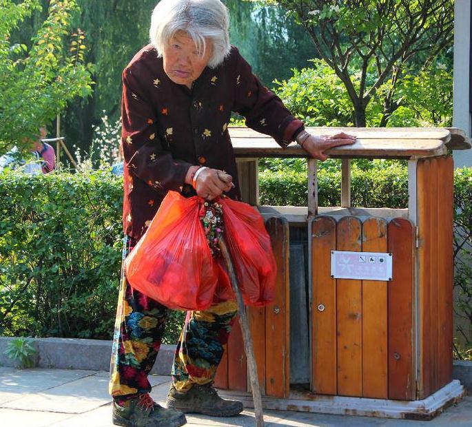 驼背老太太图片图片