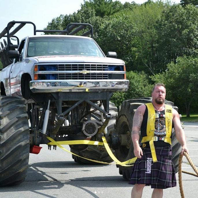 厨师为梦想奋斗多年,成力量举大力士后用大脚怪汽车训练!