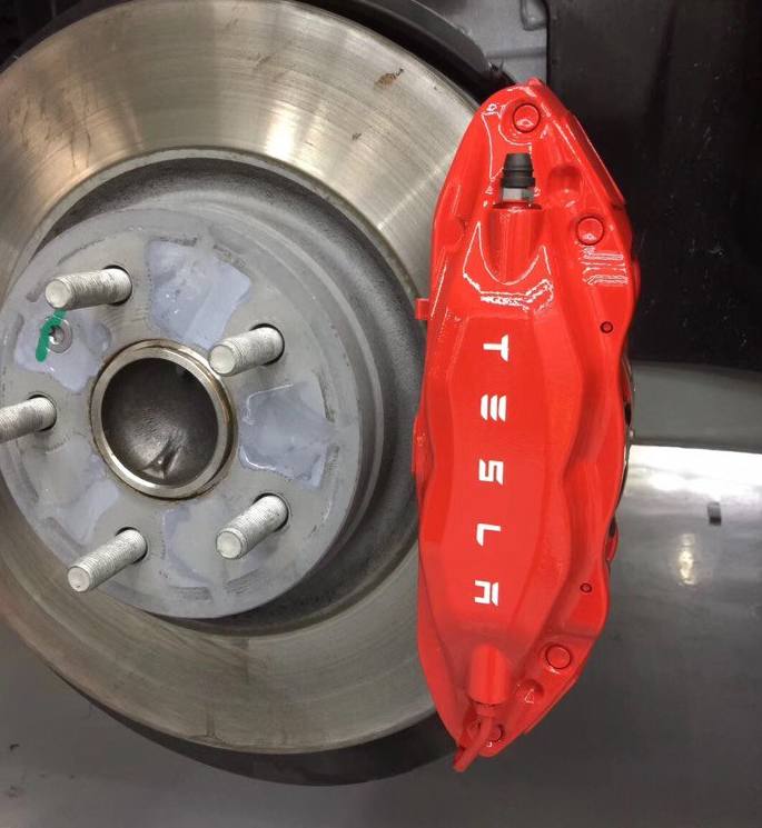 特斯拉model s卡钳喷漆,车主笑称:十块钱省下好几万!-新浪汽车