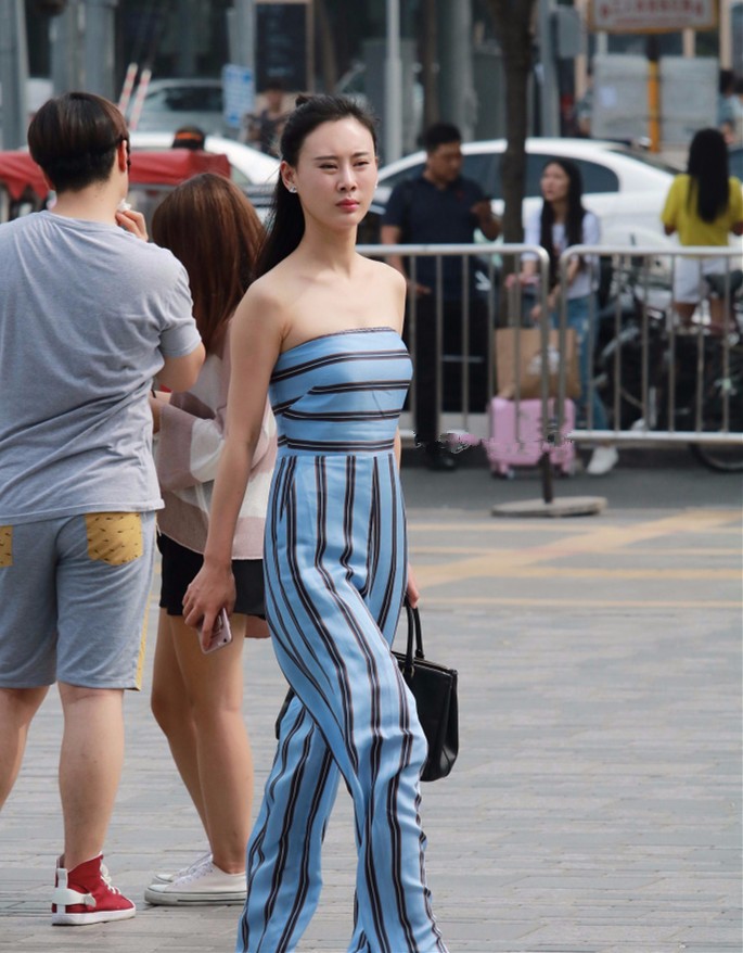 街拍大美女穿塑胸衫大pk谁是你心目中的傲娇女神