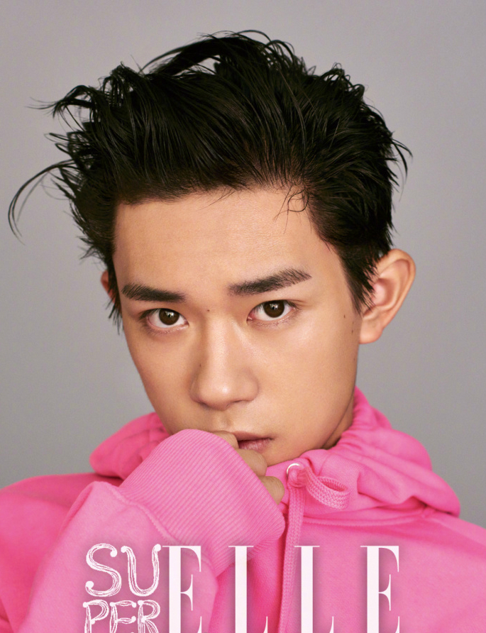 易烊千玺2018春季时尚杂志封面大片大背头造型露全额头英气十足