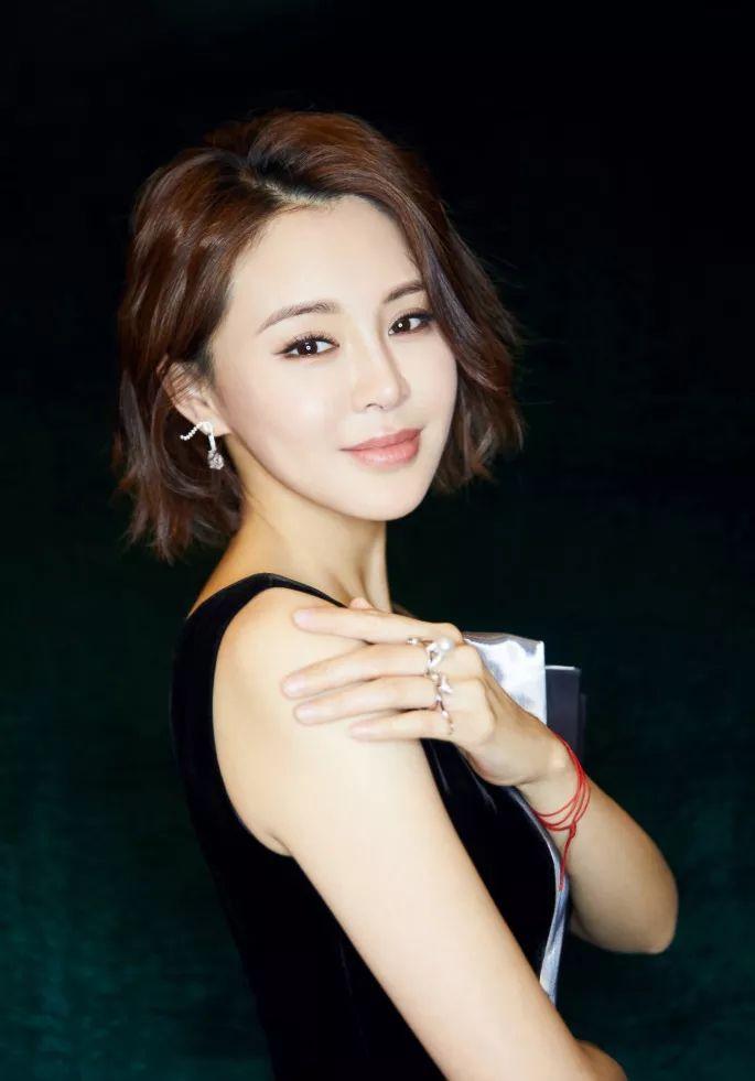 佟大为娇妻晒照肤白貌美太吸睛, 网友: 又一短发女神诞生!