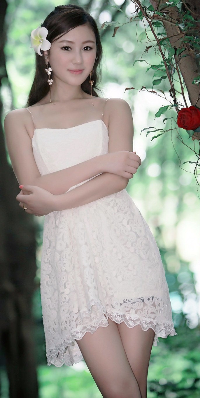 一个长发飘逸,有着青春美丽的白裙可爱姑娘|白裙|美女|人像摄影_新浪