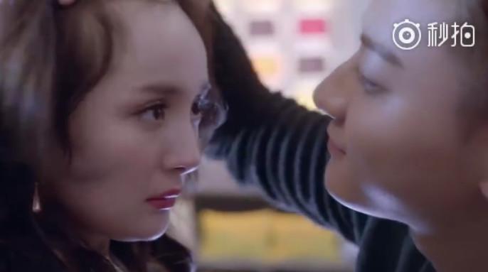 黄子韬霸道撩妹亲吻杨幂额头, 却暴露了大幂幂的发际线!