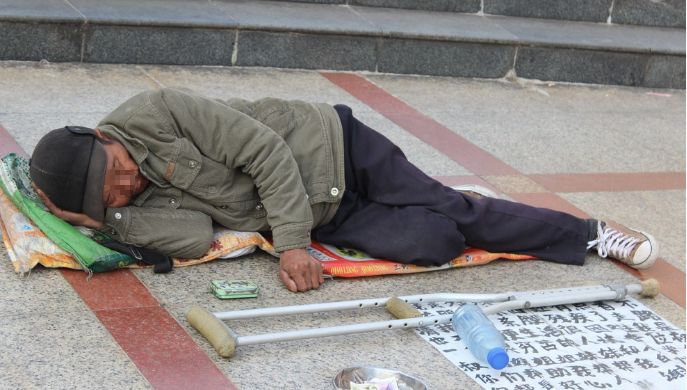 流浪汉露宿街头,给了晨练女孩一颗奶糖,没想到竟救了自己一命