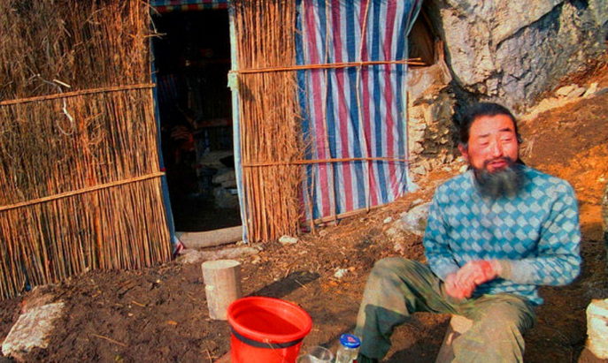 男子为找野人独居深山老林23年,如今自己却快变成野人