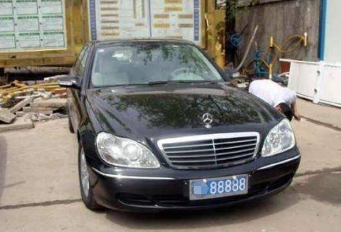 东北真正黑老大, 车牌黑a88888霸气十足, 豪车出行却是如此下场!