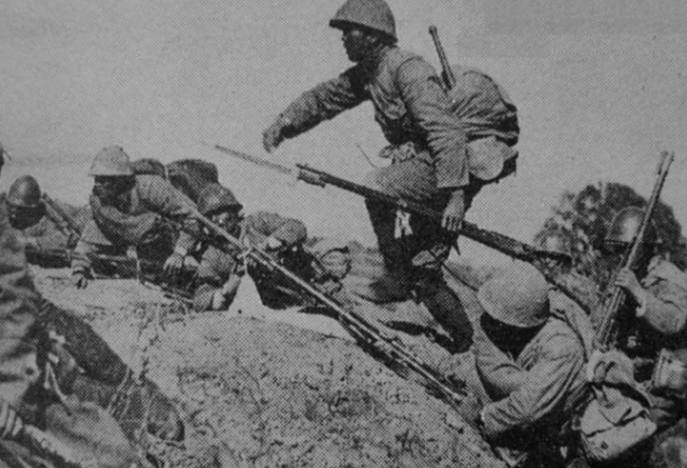 鬼子进城:日军发起冲锋,手拿刺刀,看起来可怕!