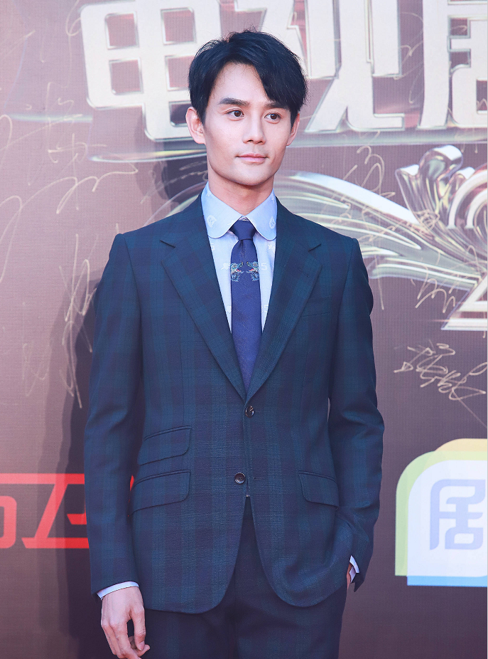 王凯身着绿色格子西装亮相盛典为角色暴瘦胖瘦自如让人羡慕