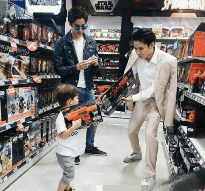 mike带儿子逛超市被拍