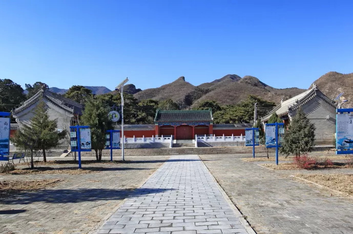 爱新觉罗载振在1917-1922年于北宫北侧建福地 是庆王坟中最晚建成的.