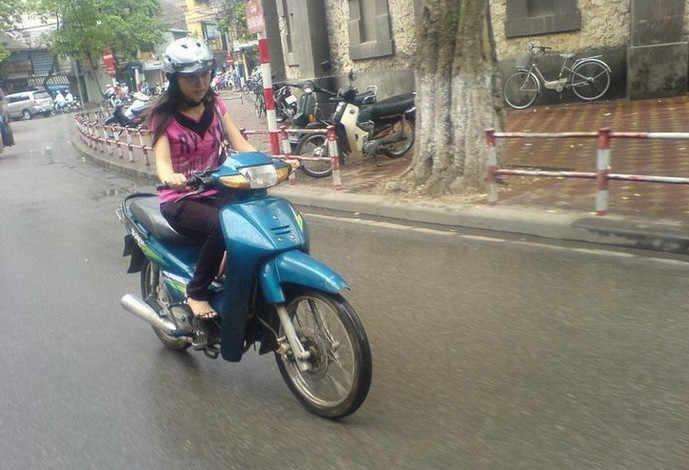 越南漂亮的女子骑什么样的摩托车?