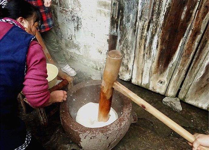 糯米蒸熟后,经杵捣舂捶加工,便是麻糍.