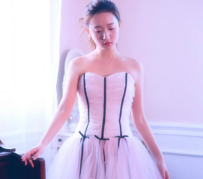 未成年少女的珍藏写真抹胸纱裙穿在身上看起来挺成熟的