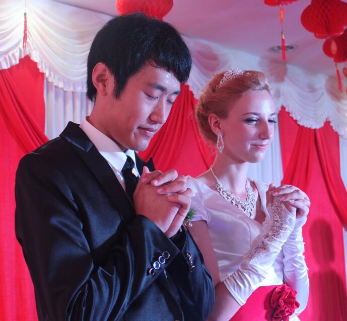 俄罗斯姑娘婚礼全过程,背后的爱情故事令人羡慕