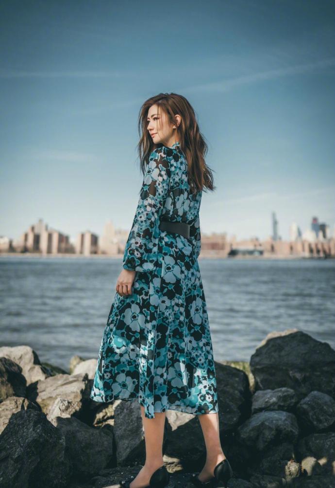 selina最新街头写真流出! 网友: 这些年走来太不容易, 这次很艳