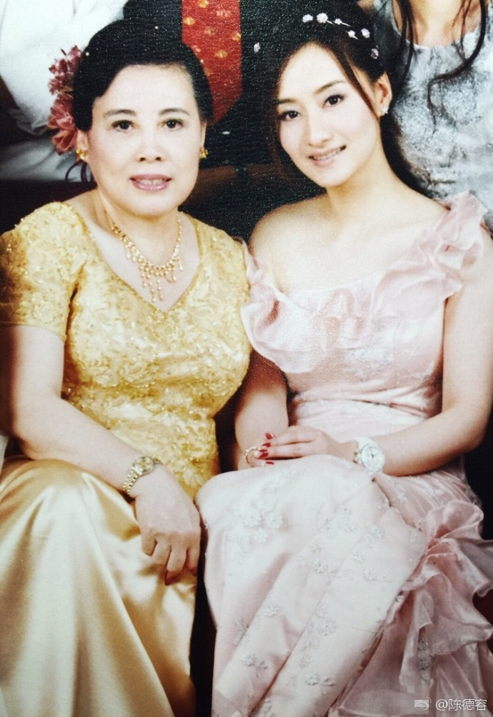 陈德容幼时和妈妈合照,看得出来陈妈妈年轻时候也是大美人一个呢.