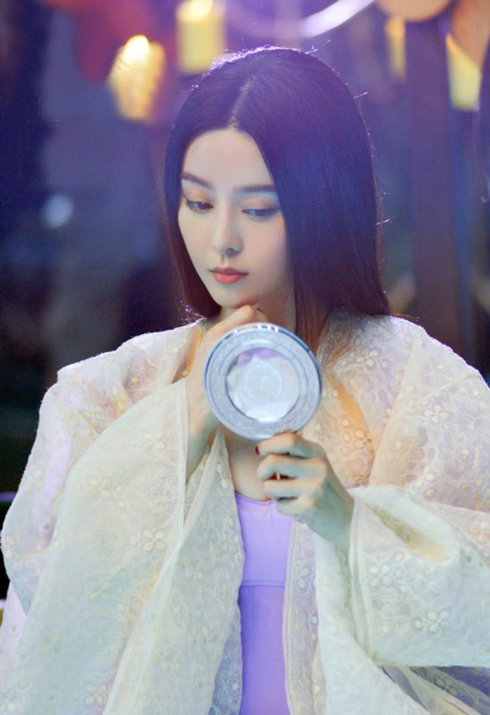 古装女星对镜梳妆,热巴美成妖,唐嫣惊艳,杨幂手里的东西亮了