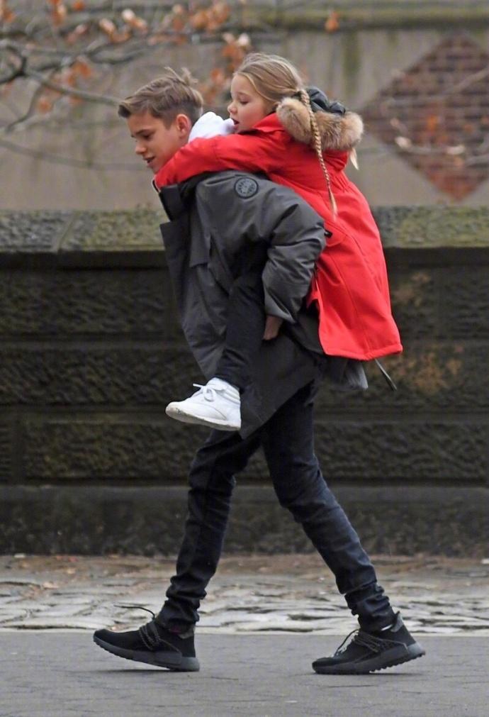 二哥背着妹 妹都有些吃力,但是还是不让她走路,实力宠妹惹人羡慕