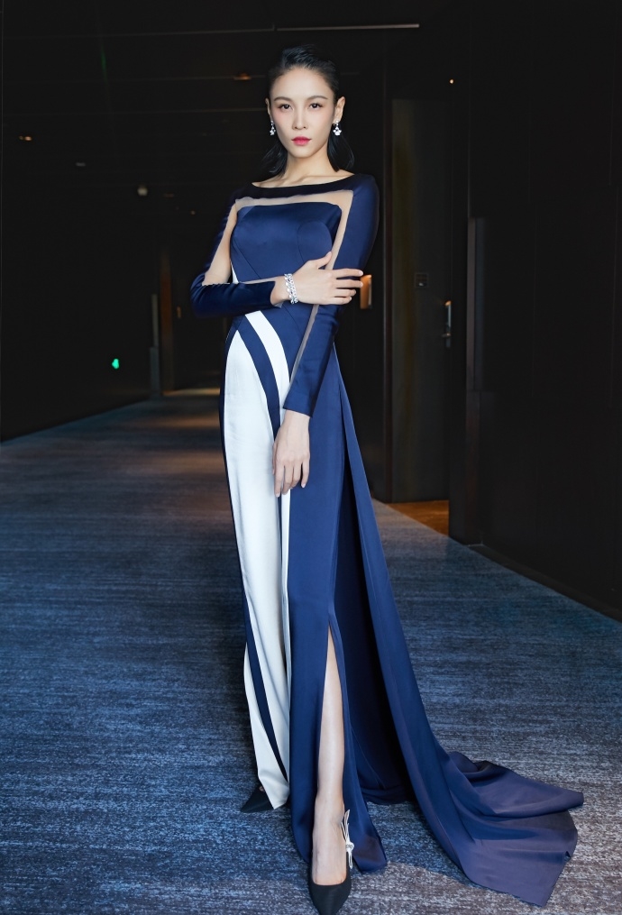 看了张蓝心的腿,男人都要怀疑人生,网友:这腿是真的撩到我了