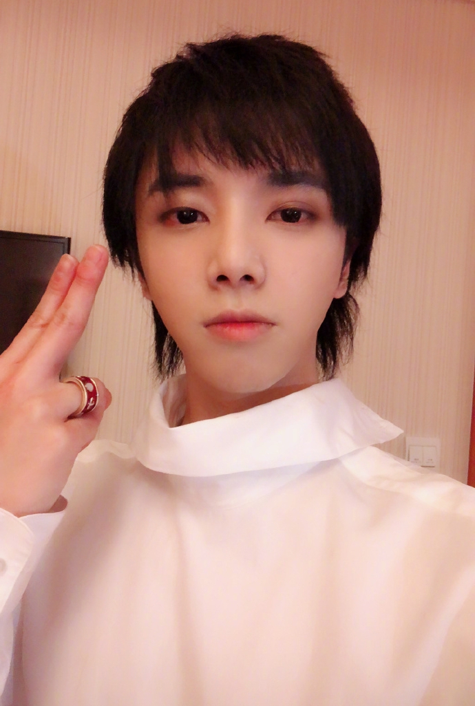 华晨宇出道前满脸痘痕,如今成奶油小生,粉丝:"蛇精脸"很吓人