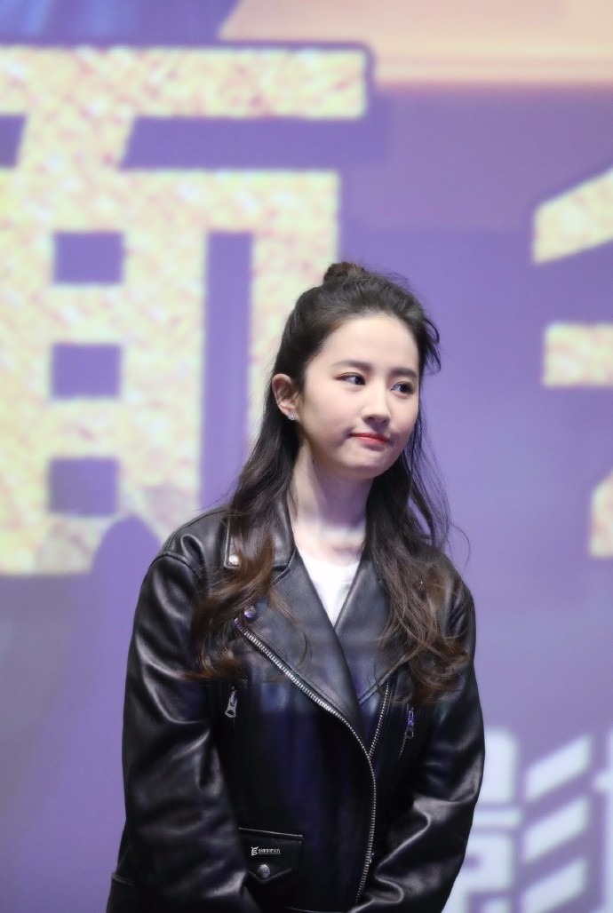 刘亦菲穿皮衣现身杭州宣传电影肤白貌美,扎丸子头好可爱!