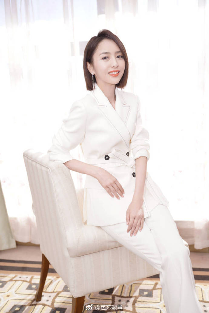 佟丽娅又瘦又美穿白色西装套装明明只有85斤却称自己很胖