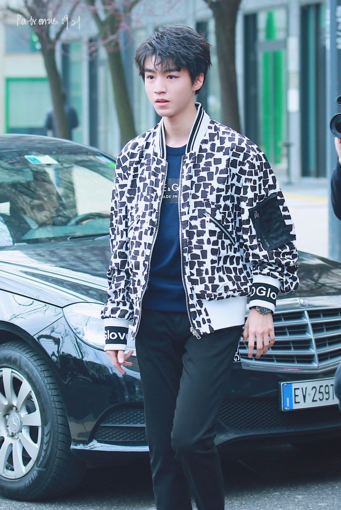 王俊凯卷毛发型穿豹纹外套现身米兰街头,青春活力帅气十足!