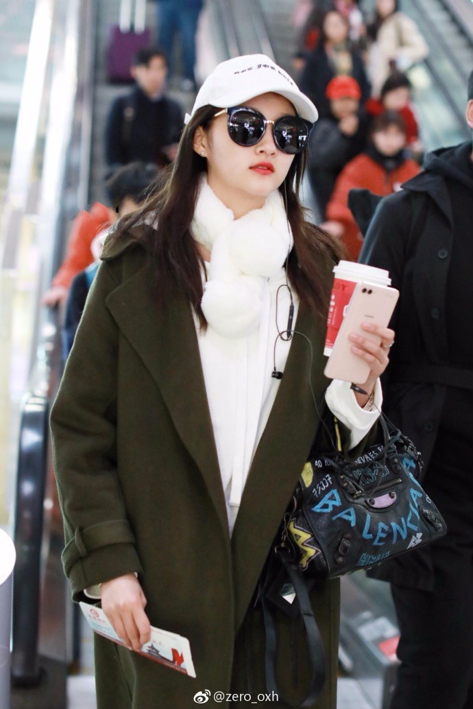 关晓彤穿风衣黑超遮面现身机场肤白貌美,元气少女青春靓丽