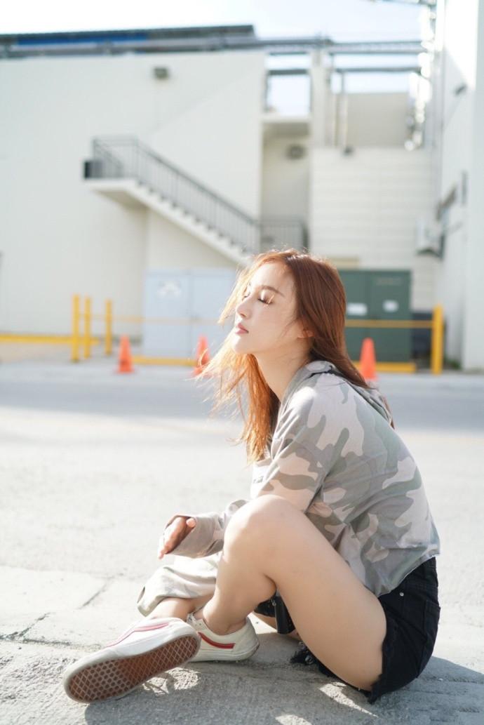 刘羽琦这么会穿? 机场一件夹克搭补丁裤潮范十足, 侧颜更是无敌