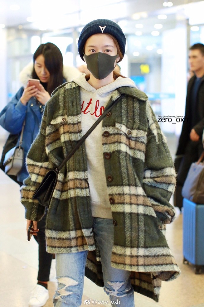 张雪迎口罩遮面素颜现身机场依旧好美,网友:不戴帽子会更好看